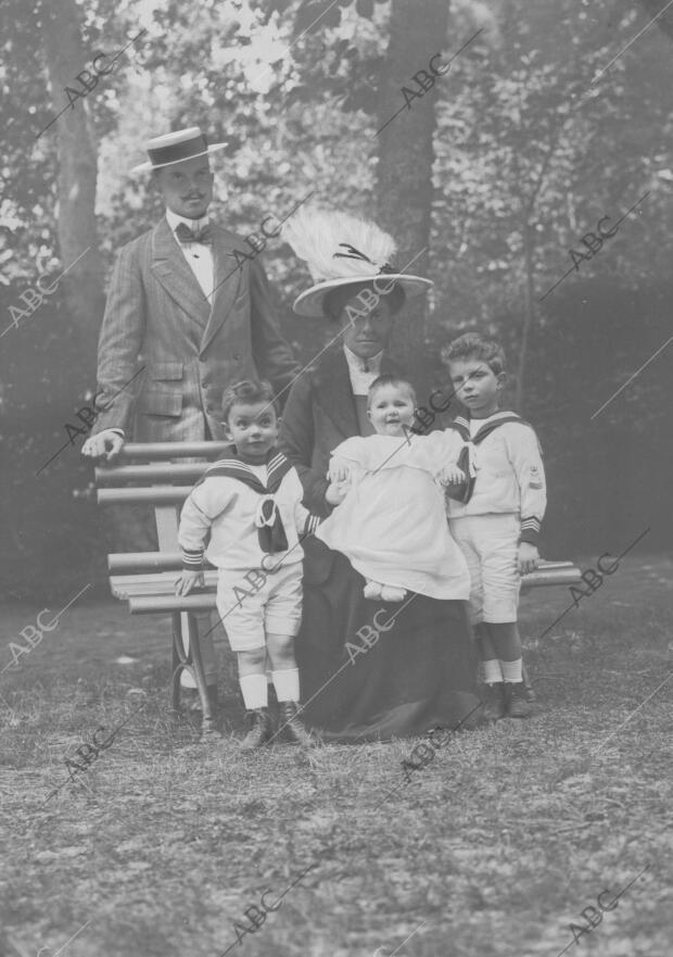 La Infanta María Teresa con su esposo don Fernando de Baviera y sus tres Hijos,...