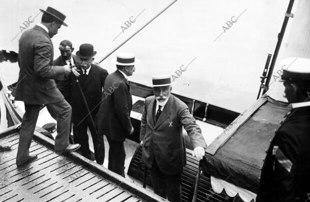 D. Antonio Maura (X), al Ambarcar para Trasladarse Al "Giralda" para...