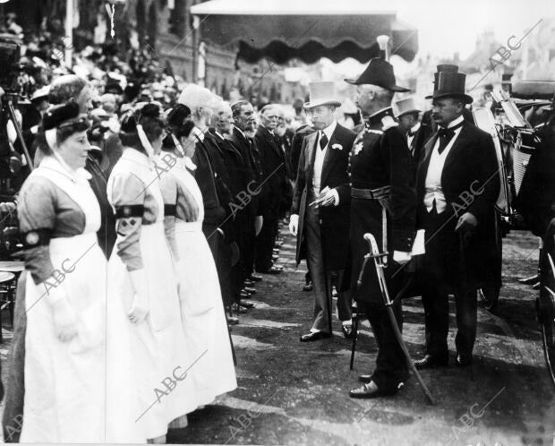 El Rey Jorge V de Inglaterra Pasando revista A los Veteranos ante Inmensa...