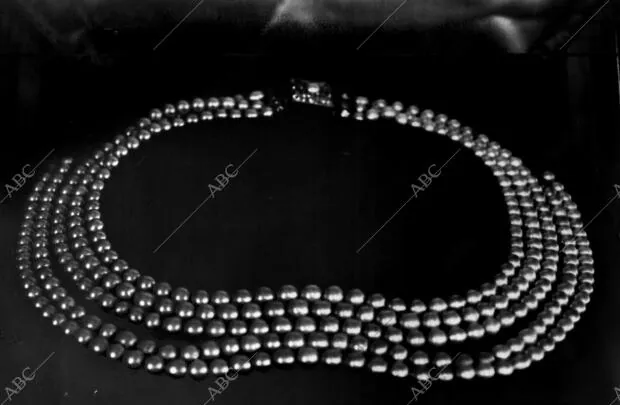 El hotel Mira Tradicional Collar de cinco Hilos con 324 Perlas y un broche con una perla y ocho  Brillantes... - Archivo ABC