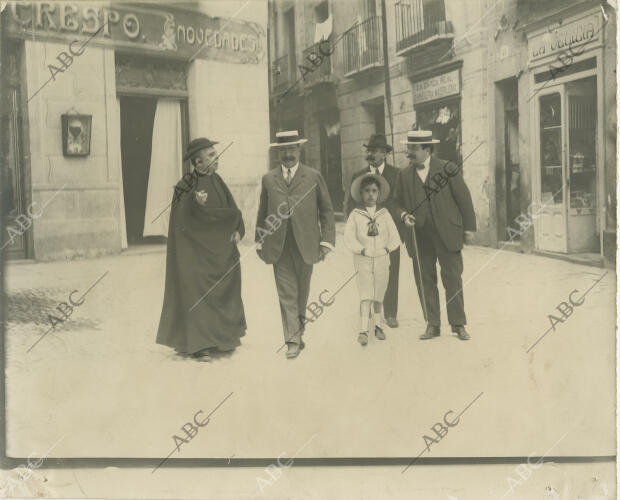 Canalejas, y su hijo Pepito, visitando Segovia