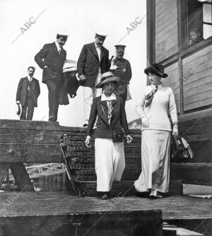 Los Infantes doña María Luisa y D. Carlos, Desembarcando en el muelle de...