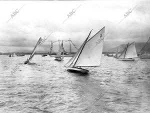 Vista panorámica de la bahía de Santander durante las regatas celebradas en 1912