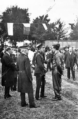 D. Alfonso Xiii Felicitando al notable aviador Garnier vencedor de Vendrines