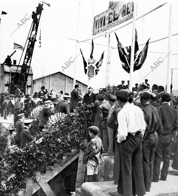 D. Alfonso Xiii, al desembarcar en el muelle de Avilés, Saludando A las...