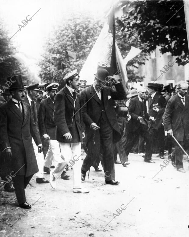 Su majestad don Alfonso Xiii A su entrada en Fuenterrabía, acompañado de las...