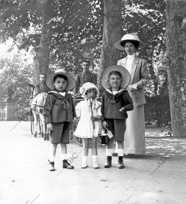 Los Augustos Hijos de los Reyes Ss.Aa.Rr. el príncipe de Asturias, el infante...