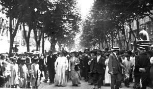 Su alteza Paseando por la rambla de las Flores Rodeada y Aclamada por el pueblo