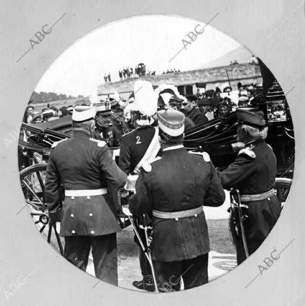 D. Alfonso Xiii (1) Recibiendo de Manos del general Espinosa (2) las Llaves de...