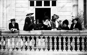 Mercedes Pardo (X) y demás Actrices y Actores en la terraza del teatro Reina...