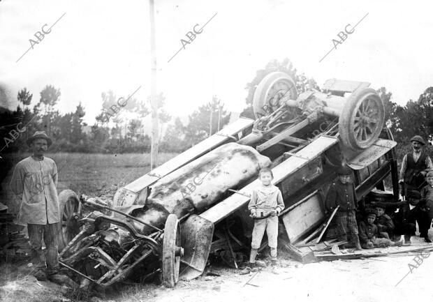 Accidente de automóvil de la línea de San Esteban de Pravia a Vega de Ribadeo,...