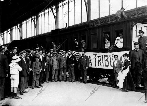 El Director (X), y Redactores De "la Tribuna", en el andén de la estación del...