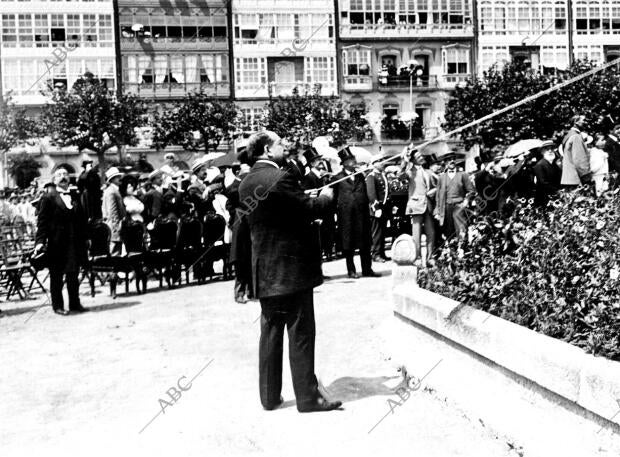 El ilustre autor dramático D. Manuel Linares Rivas descubriendo el monumento...