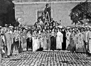 Un grupo de jóvenes que tomaron parte en la cabalgata celebrada en el distrito...