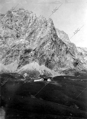 Vista de la Peña vieja y del chalet de la real Compañia Asturiana, sitio donde...