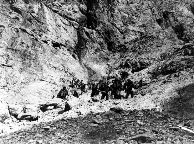 En la Imagen, los Cazadores en su ascensión antes de comenzar la Cacería