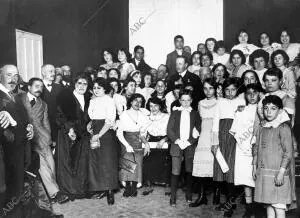 Las Alumnas y Alumnos de dicho dentro Rodeando al alcalde accidental de Madrid,...