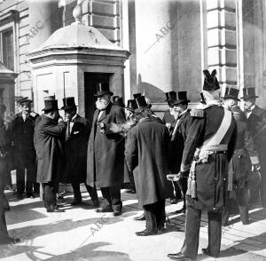 La comisión del senado Saliendo del palacio Real, después de cumplimentar A la...