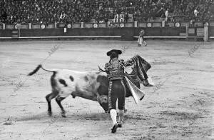 Vicente pastor Toreando de capa al cuarto Toro