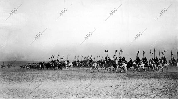 Lanceros Desfilando ante S.M. en la dehesa de los Carabancheles