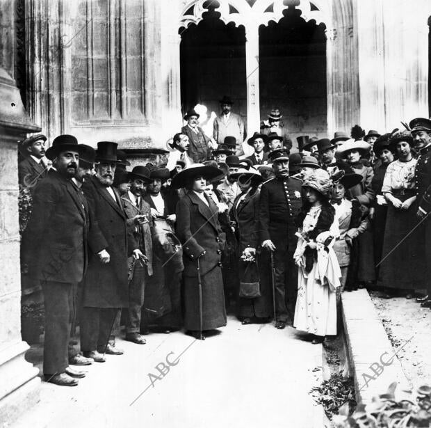 Los Congresistas e Invitados en el claustro de san Juan de los Reyes, que...