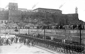 El capitán General, Sr. García Aldave, Pasando revista en el muelle de Melilla A...