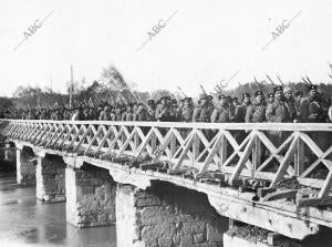 El segundo regimiento de infantería Atravesando el puente de Tundja para...