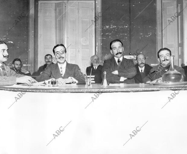 Mesa presidencial del mitin celebrado en la casa del pueblo para protestar...