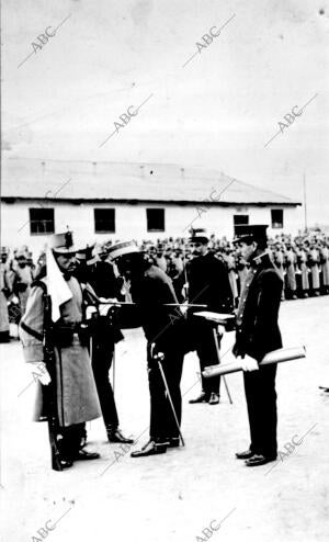 El cabo Antonio Gonzalo plaza Recibiendo de Manos del coronel del regimiento de...