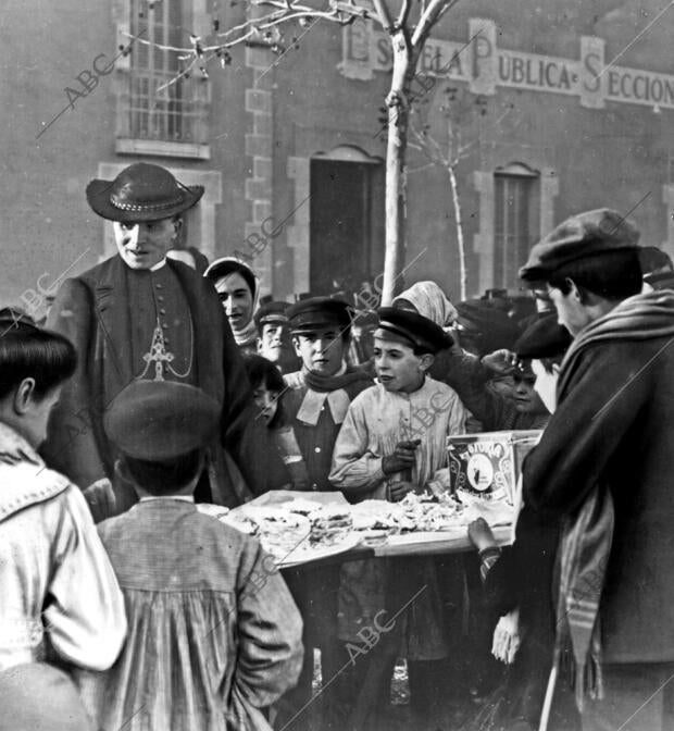 El obispo de Barcelona, Dr. Laguarda, Repartiendo Dulces A los Niños del pueblo...