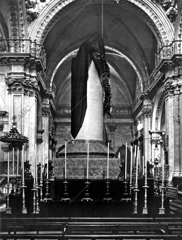 Grandioso túmulo Lenvatado en el centro de la catedral de Valencia, donde se Han...