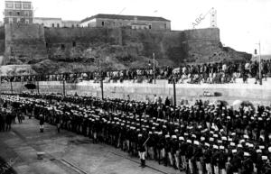 Soldados del regimiento de Borbón Embarcando en el muelle de Melilla para...