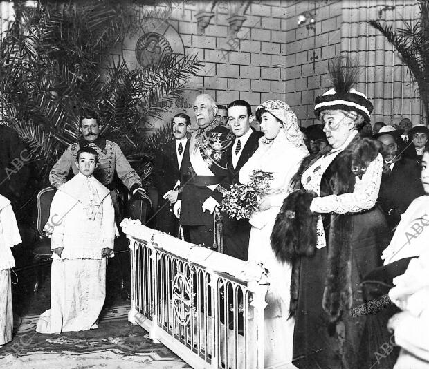 La Hija de la condesa de Aldama y el Sr. D. Jaime Zulueta Recibiendo la...