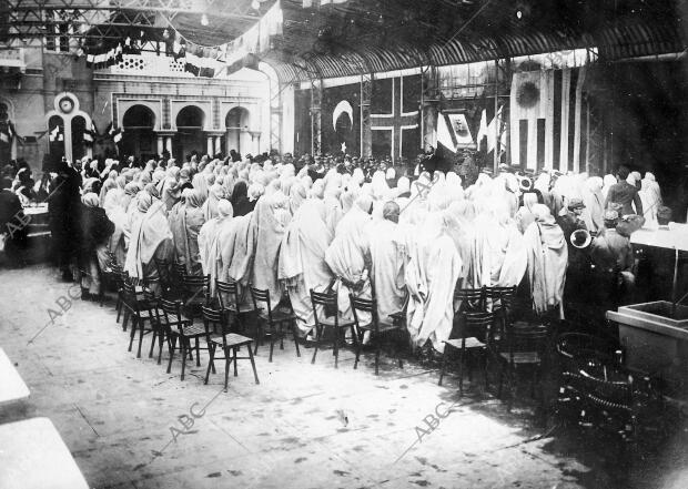 El ministro de las Colonias de Italia, Sr. Bertolini, Pronunciando un discurso A...