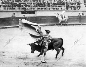 Diego Rodas (Moreno de Algeciras), al dar una Verónica de la corrida que se...