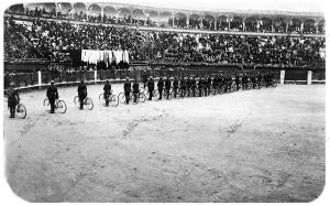 Los Alumnos Ciclistas de la academia de infantería ante la tribuna Presidencial,...