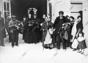 Salida de palacio de los Pobres que Fueron Agraciados en el reparto de Lotes de...