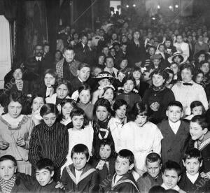 Los Niños y numeroso público Presenciando la fiesta infantil Celebrada anoche