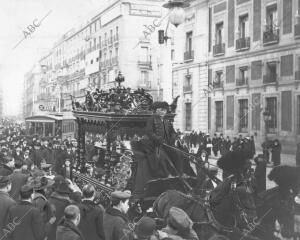 Entierro de vital Aza. En la Imagen, la carroza Fúnebre