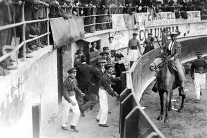 El banderillero Luis Güemes Conducido A la enfermería en la corrida del 22 de...