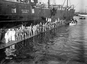 Nadadores que tomaron parte en el concurso de natación celebrado en el puerto de...