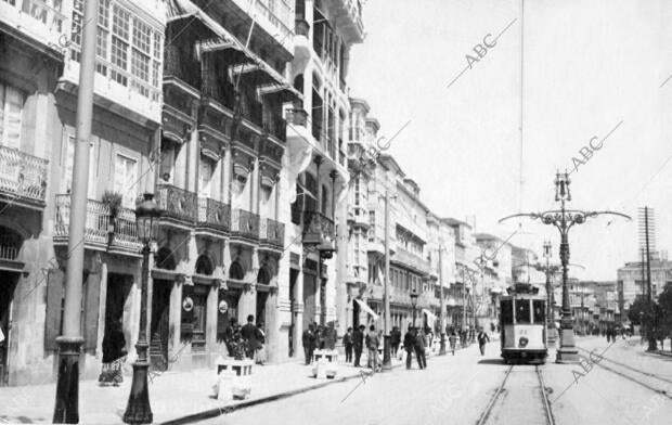 Una imagen de la ciudad de La Coruña con el tranvía en circulación