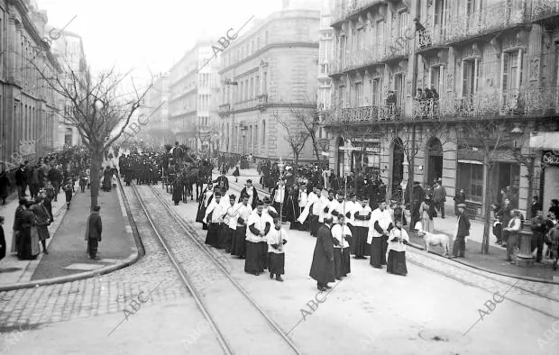 La comitiva fúnebre del almirante Alejandro de Churruca y Brunet Churruca, en...