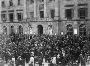 Aspecto de la plaza de san Jaime al comenzar la protesta de los Gremios para...