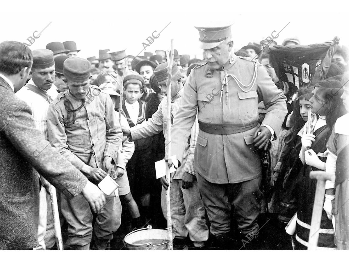 1913-ca-el-comandante-general-sr-jordana-x-en-el-momento-de