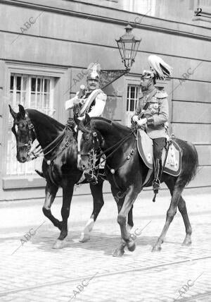 Curiosa fotografía del Emperador de Alemania y el Rey Jorge V de Inglaterra,...