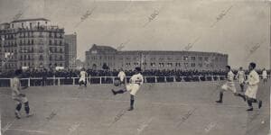 Partido amistoso que jugaron el Madrid y el Rácing de París en el campo de...