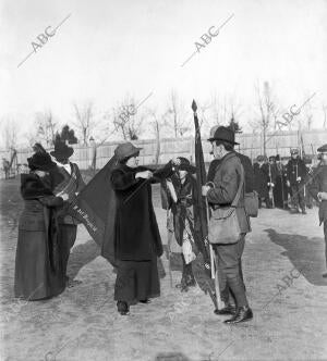 Señoras de dos Jefes de la Patriótica institución Armando las Banderas,...