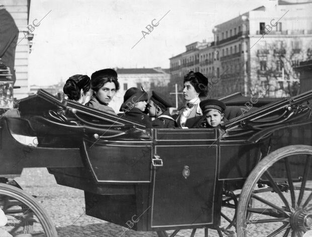 El príncipe de Asturias (1), el infante D. Jaime (2) y la Infanta Beatriz (3) A...