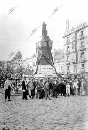 El monumento A Moret en Cádiz, Enlutado